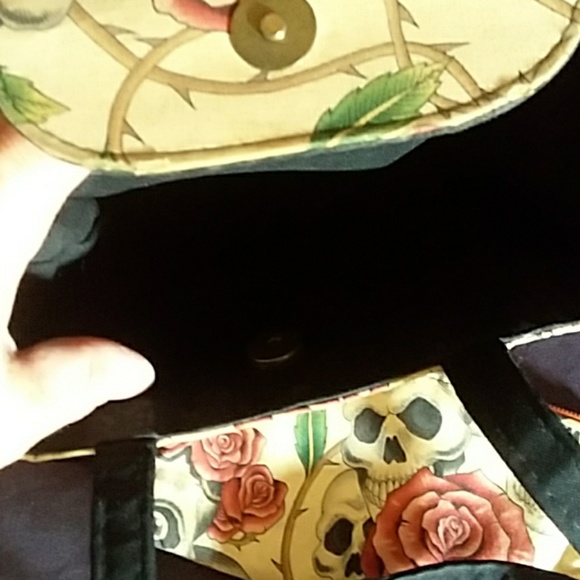 Skulls & Roses Purse with Matching Wallet - Picture 3 of 4